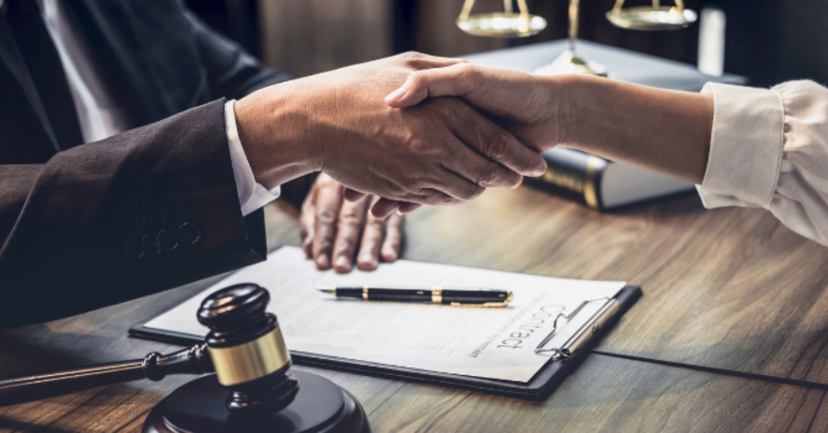 Quando vale a pena contratar um advogado antes de um problema acontecer?